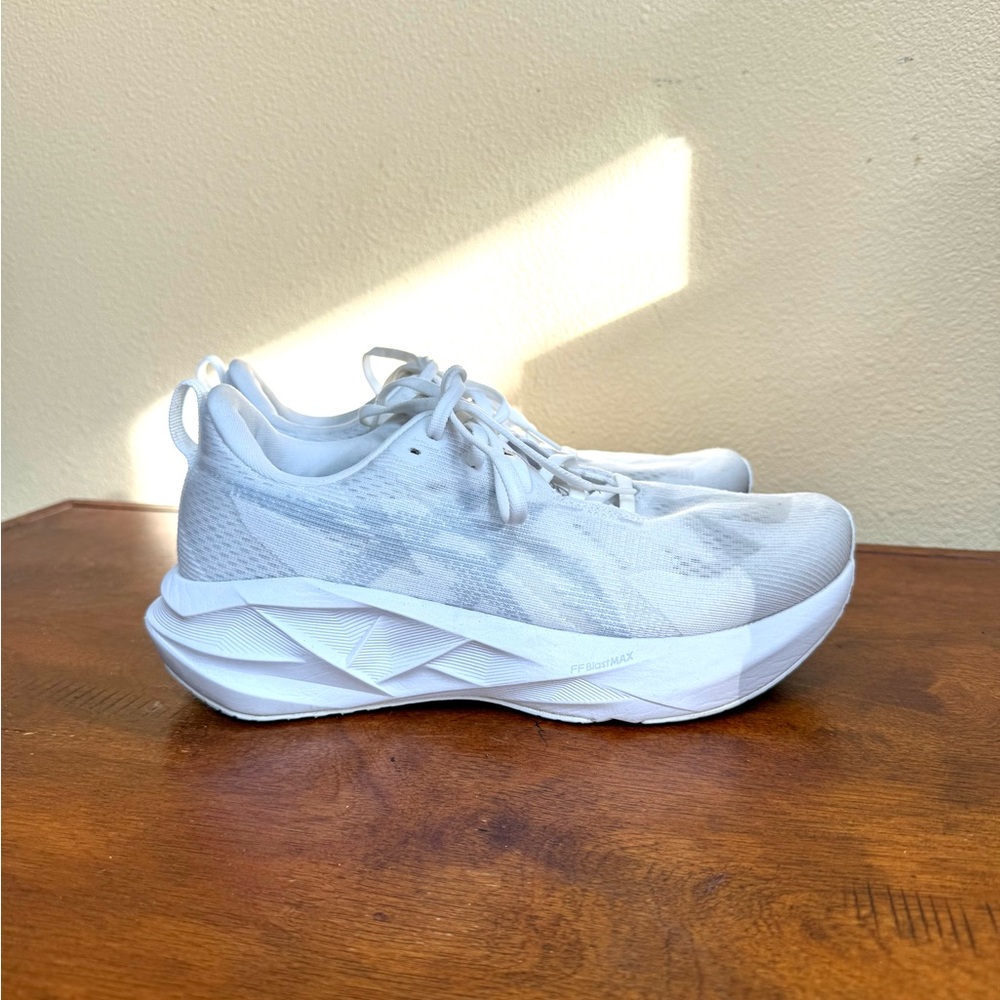Asics Novablast 5 Women's Size 9.5